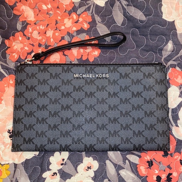 Michael Kors Handbags - 🌈 Authentic Michael Kors Clutch!